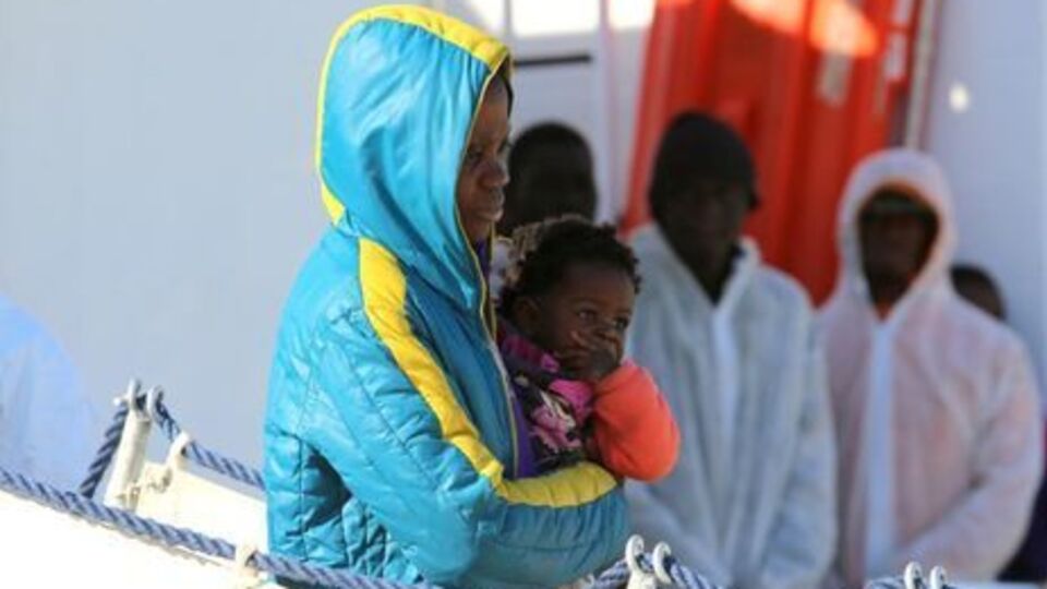 Двое мигрантов приплыли к берегу, еще одного спасли рыбаки