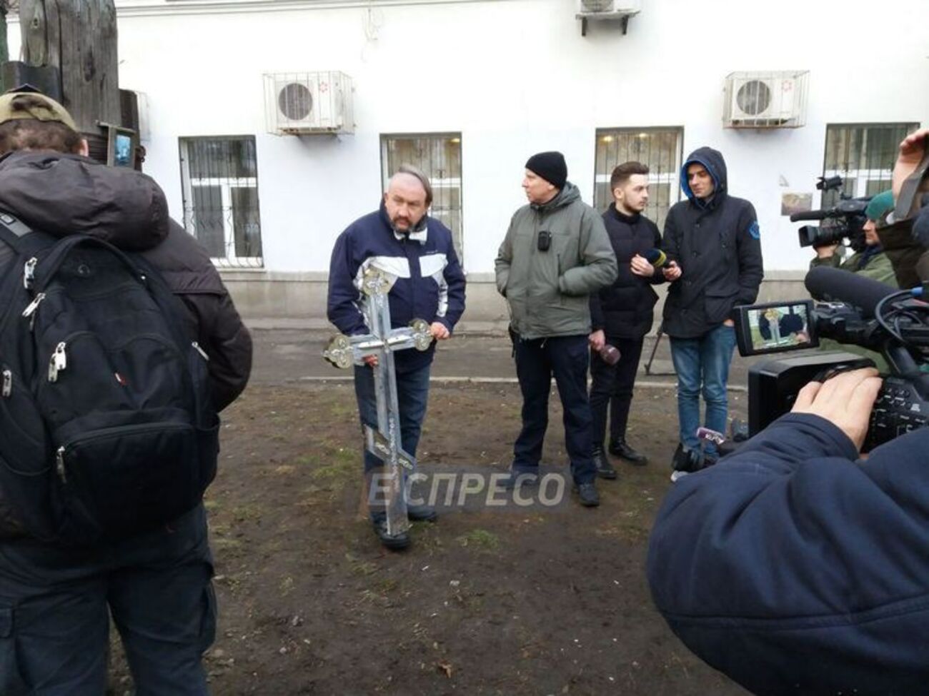 Активисты планируют отнести крест в один из храмов УПЦ МП