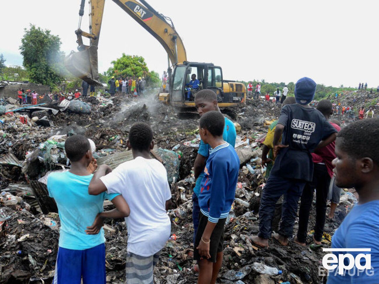 Мусор засыпал семь домов