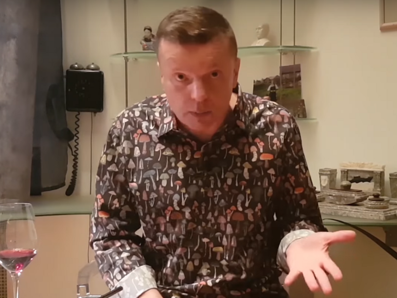 Парфенов делится своими впечатлениями на камеру