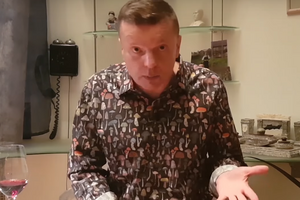 Парфенов делится своими впечатлениями на камеру