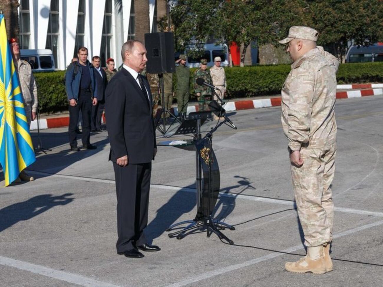 Сергей Суровикин (на фото справа) уже командовал группой войск в Сирии в 2017 году