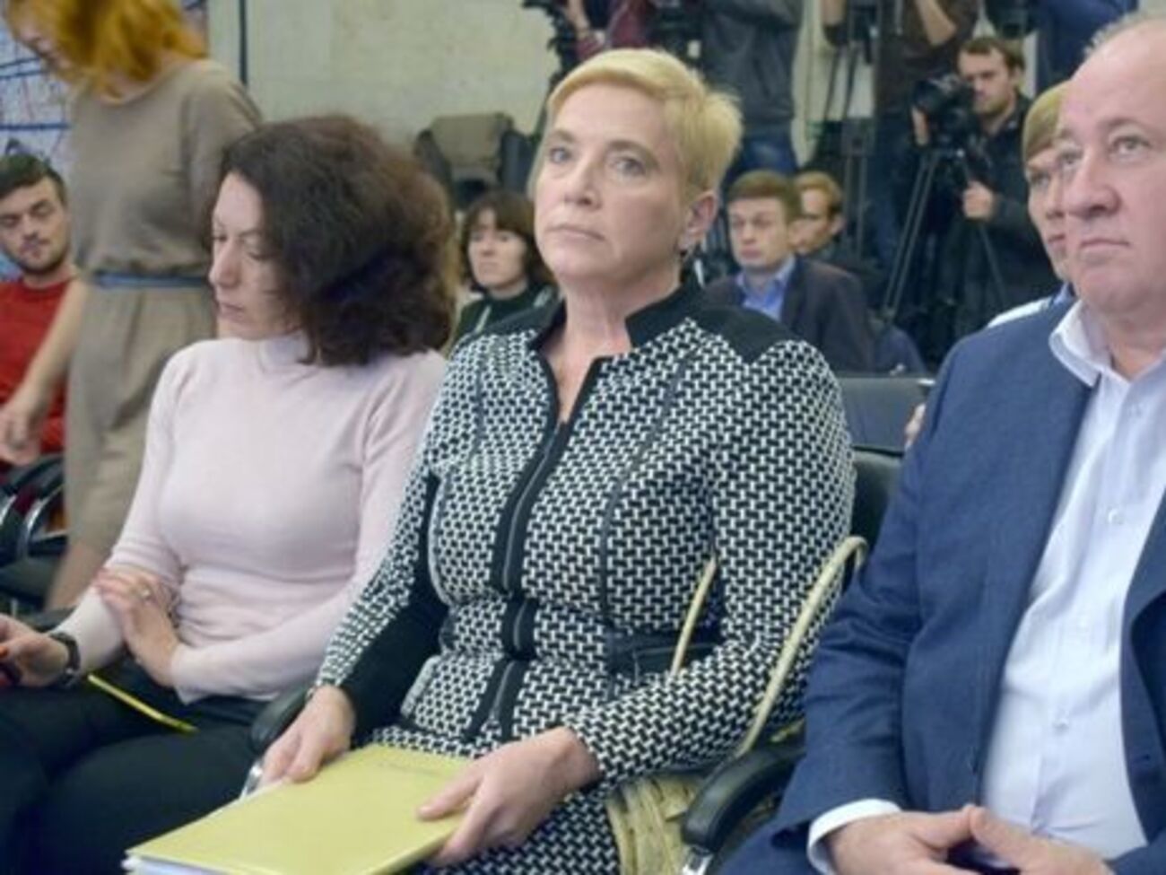 В ноябре прошлого года Соломатина (в центре) рассказала о коррупции в НАПК