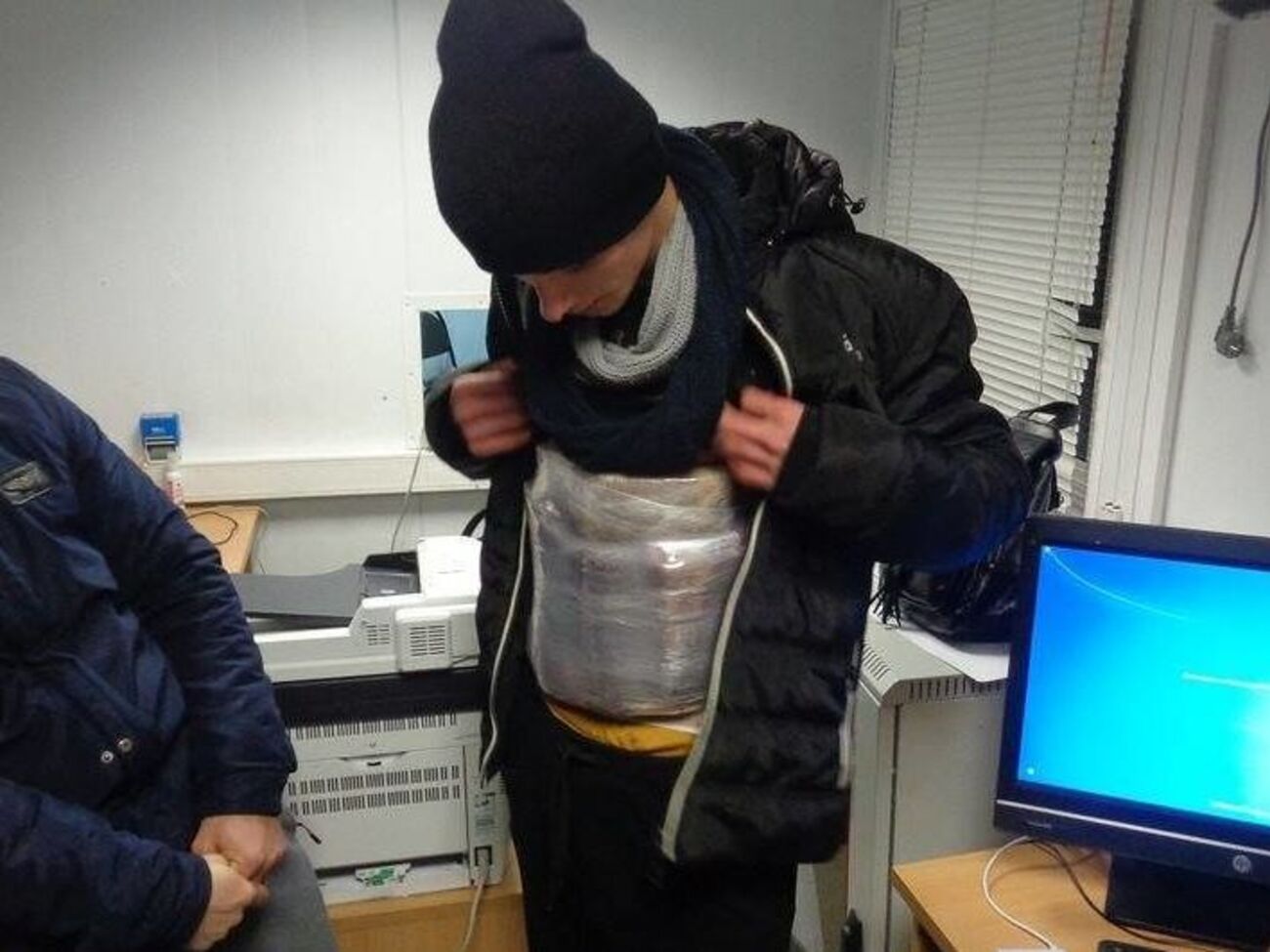 Чоловік намагався провезти українські сир і ковбасу в окупований Крим під одягом