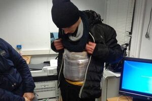 Мужчина пытался провезти украинские сыр и колбасу в оккупированный Крым под одеждой