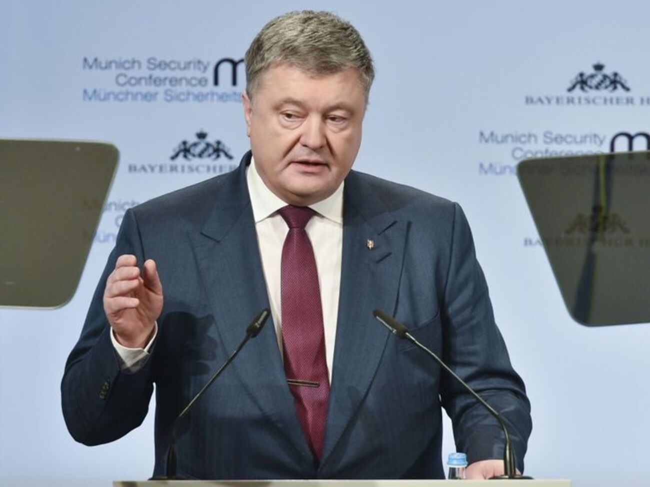 Порошенко: Зусиллями попереднього президента і міністрів армію було знищено