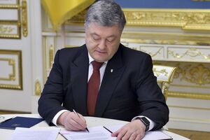Порошенко: Провідна роль у відсічі агресії лягає на плечі Збройних сил України
