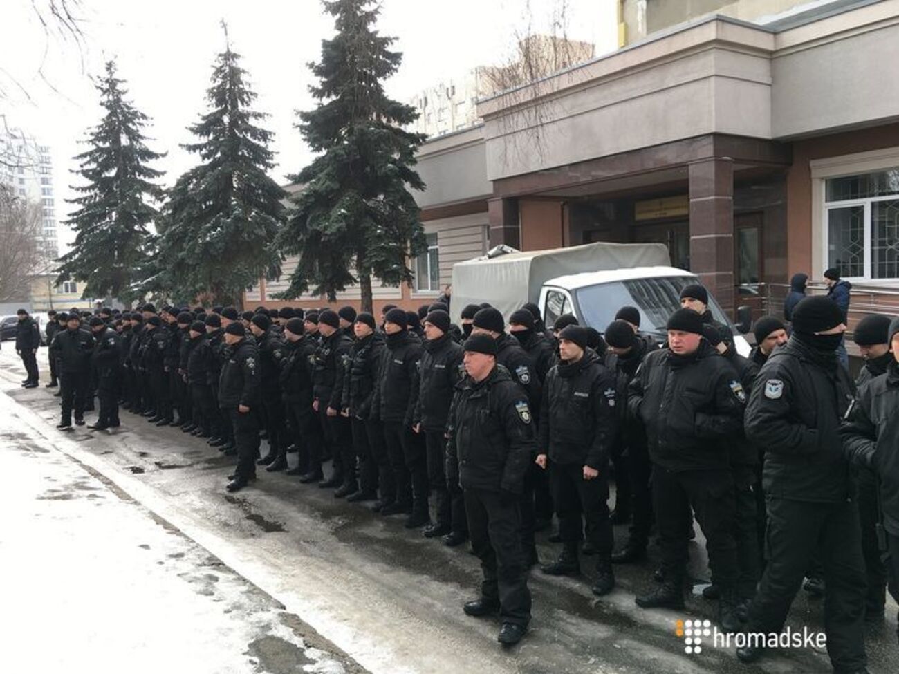 Спецназовцы несколько минут молча стояли под судом
