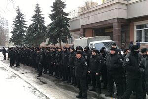 Спецназовцы несколько минут молча стояли под судом