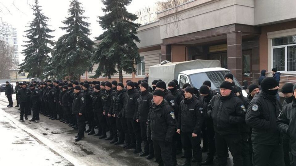 Спецназовцы несколько минут молча стояли под судом