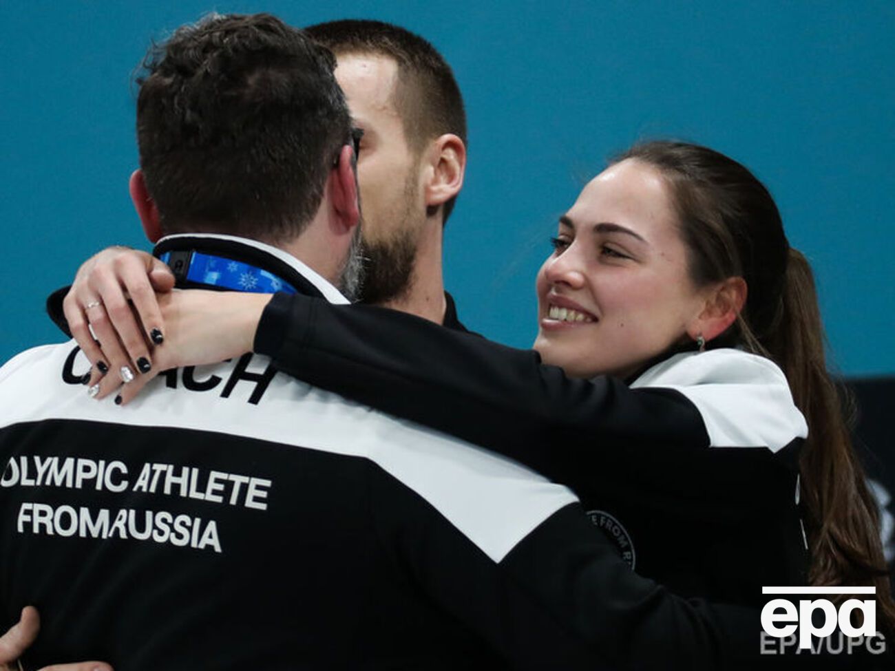 Олександр Крушельницький (у центрі) та його дружина Анастасія Бризгалова після отримання бронзи на Олімпіаді