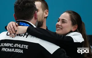 Александр Крушельницкий (в центре) и его жена Анастасия Брызгалова после получения бронзы на Олимпиаде