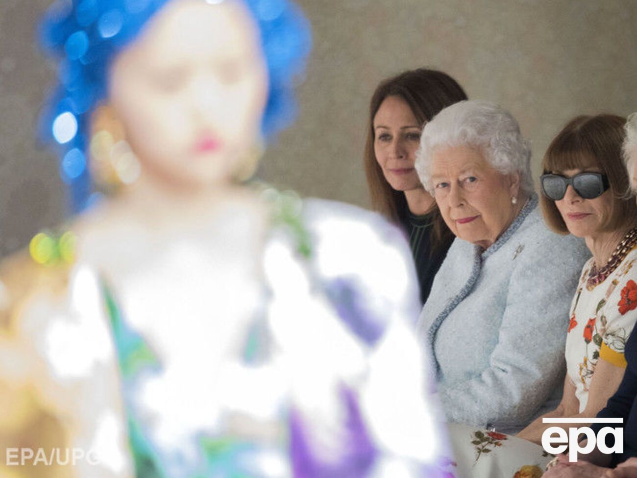 Королева пришла на показ мод