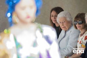 Королева пришла на показ мод