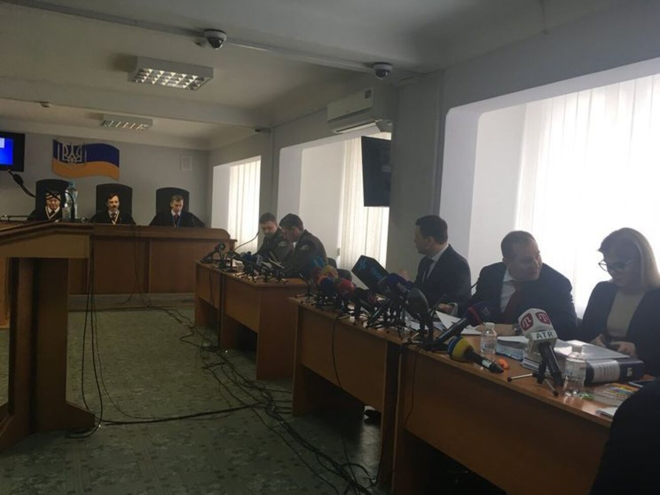 В Оболонском суде Киева рассматривают дело по&nbsp;обвинению Януковича в госизмене. Ему&nbsp;инкриминируют три статьи Уголовного кодекса Украины