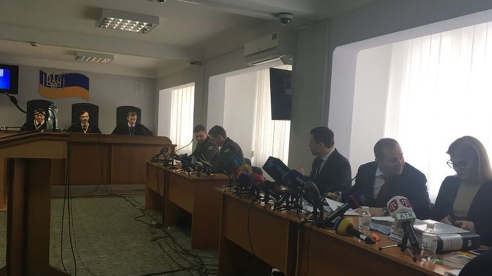 В Оболонському суді Києва триває розгляд справи за обвинуваченням Януковича у держзраді. Йому інкримінують три статті Кримінального кодексу України