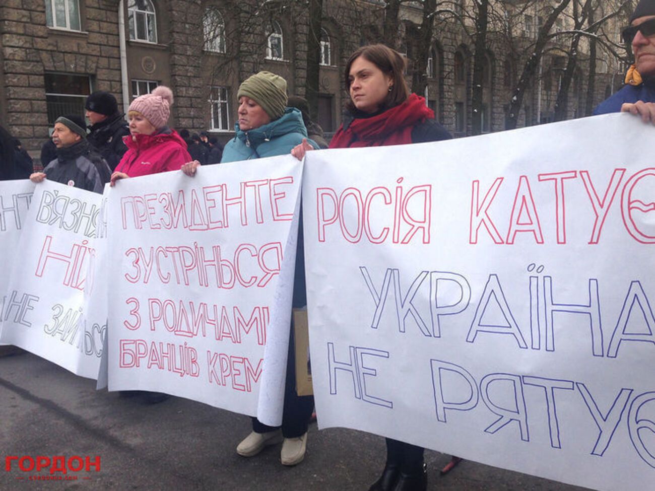 Участники акции требуют личной встречи с президентом Порошенко и создания единого центра по координации действий, направленных на освобождение украинских политзаключенных Кремля