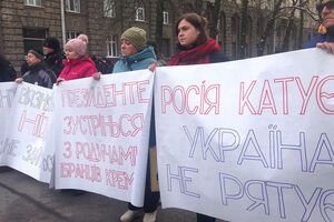 Учасники акції вимагають особистої зустрічі з президентом Порошенком і створення єдиного центру з координації дій, спрямованих на звільнення українських політв'язнів Кремля