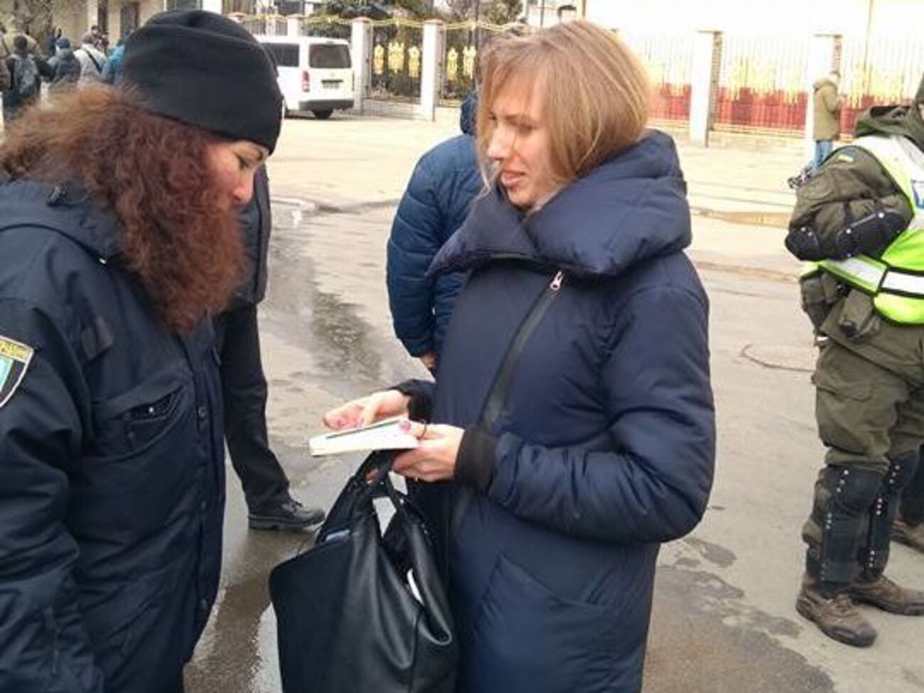 Полиция просила входящих в здание суда женщин расстегнуть пальто