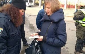 Полиция просила входящих в здание суда женщин расстегнуть пальто