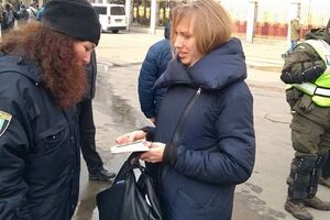 Полиция просила входящих в здание суда женщин расстегнуть пальто