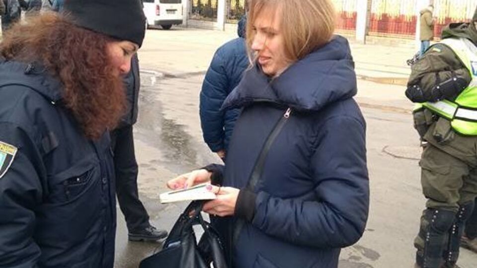Поліція просила жінок, які заходили в будівлю суду, розстебнути пальто