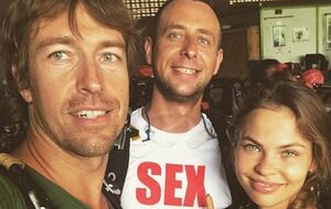 Алекс Лесли (слева): Мы занимаемся своей работой, как раньше. Только отчеты можно не сдавать в "Сколково"