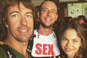 Алекс Леслі (зліва): Ми займаємося своєю роботою, як раніше. Тільки звіти можна не здавати в "Сколково"