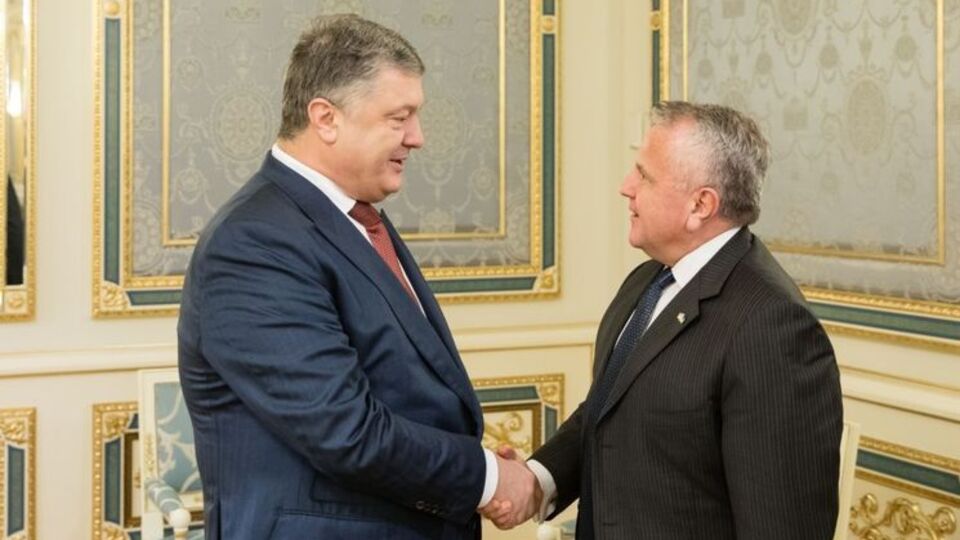 Порошенко і Салліван підтвердили необхідність збереження санкцій щодо РФ