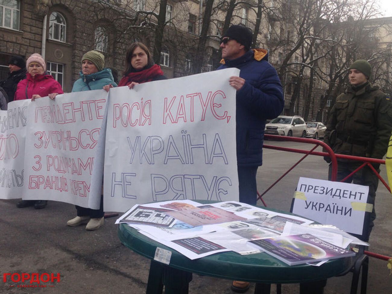 По словам родственников политзаключенных, они будут регулярно проводить подобные акции, пока не добьются встречи с президентом Порошенко