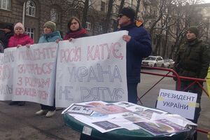 За словами родичів політв'язнів, вони будуть регулярно проводити такі акції, поки не доб'ються зустрічі з президентом Порошенком