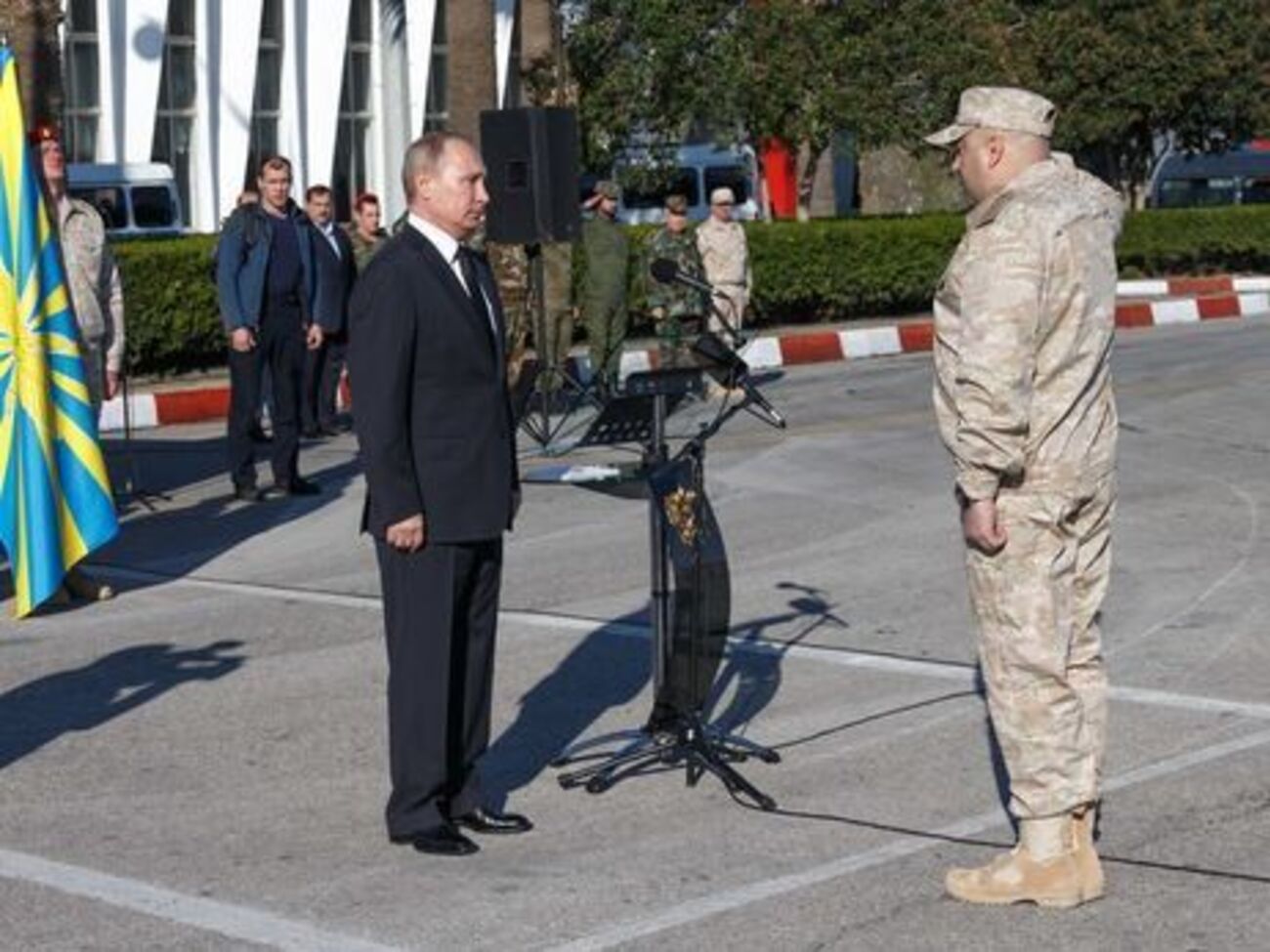 Сергій Суровікін (на фото праворуч) уже командував групою військ у Сирії у 2017 році