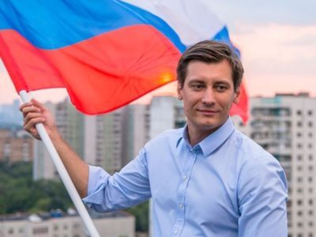 Серебряков сказал, что в России "национальной идеей являются сила, наглость и хамство". Это решили опровергнуть и предложили лишить его гражданства