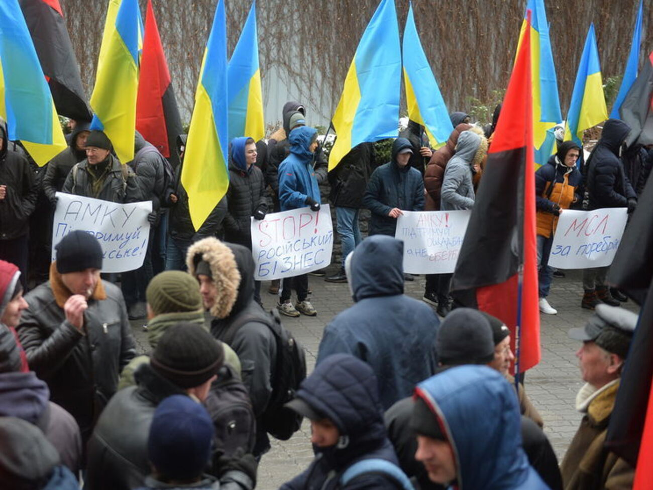 Затягивание процесса играет на руку представителям государства-агрессора, заявили участники пикета