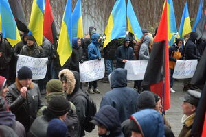 Затягивание процесса играет на руку представителям государства-агрессора, заявили участники пикета