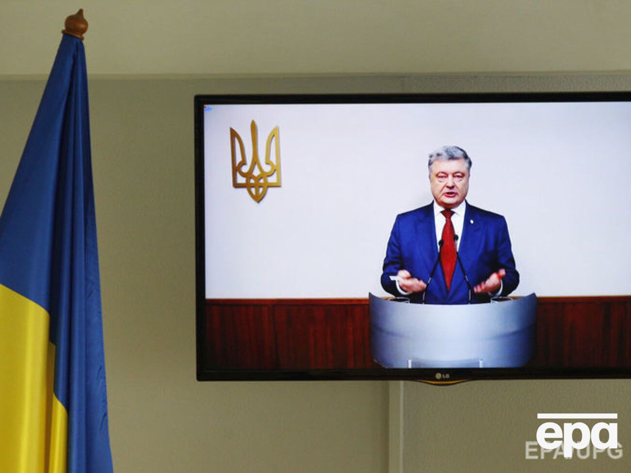 Журналисток осматривали в суде, где должен был состояться допрос Порошенко. Позднее его провели в режиме видеоконференции