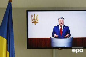 Журналисток осматривали в суде, где должен был состояться допрос Порошенко. Позднее его провели в режиме видеоконференции