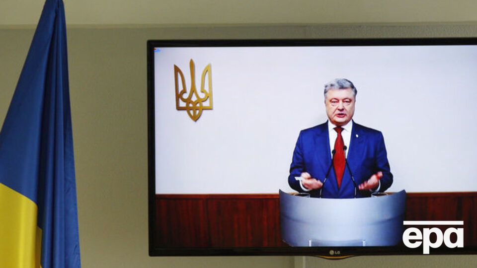 Журналисток осматривали в суде, где должен был состояться допрос Порошенко. Позднее его провели в режиме видеоконференции