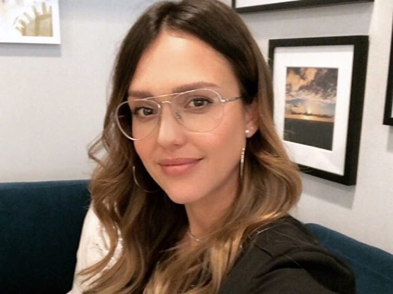 Альба прийшла з маленьким сином на ділову зустріч