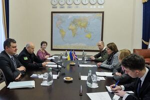 Турчинов зустрівся із Гоф