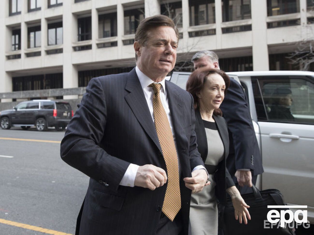 По версии следствия, Манафорт тратил офшорные деньги на предметы роскоши и недвижимость