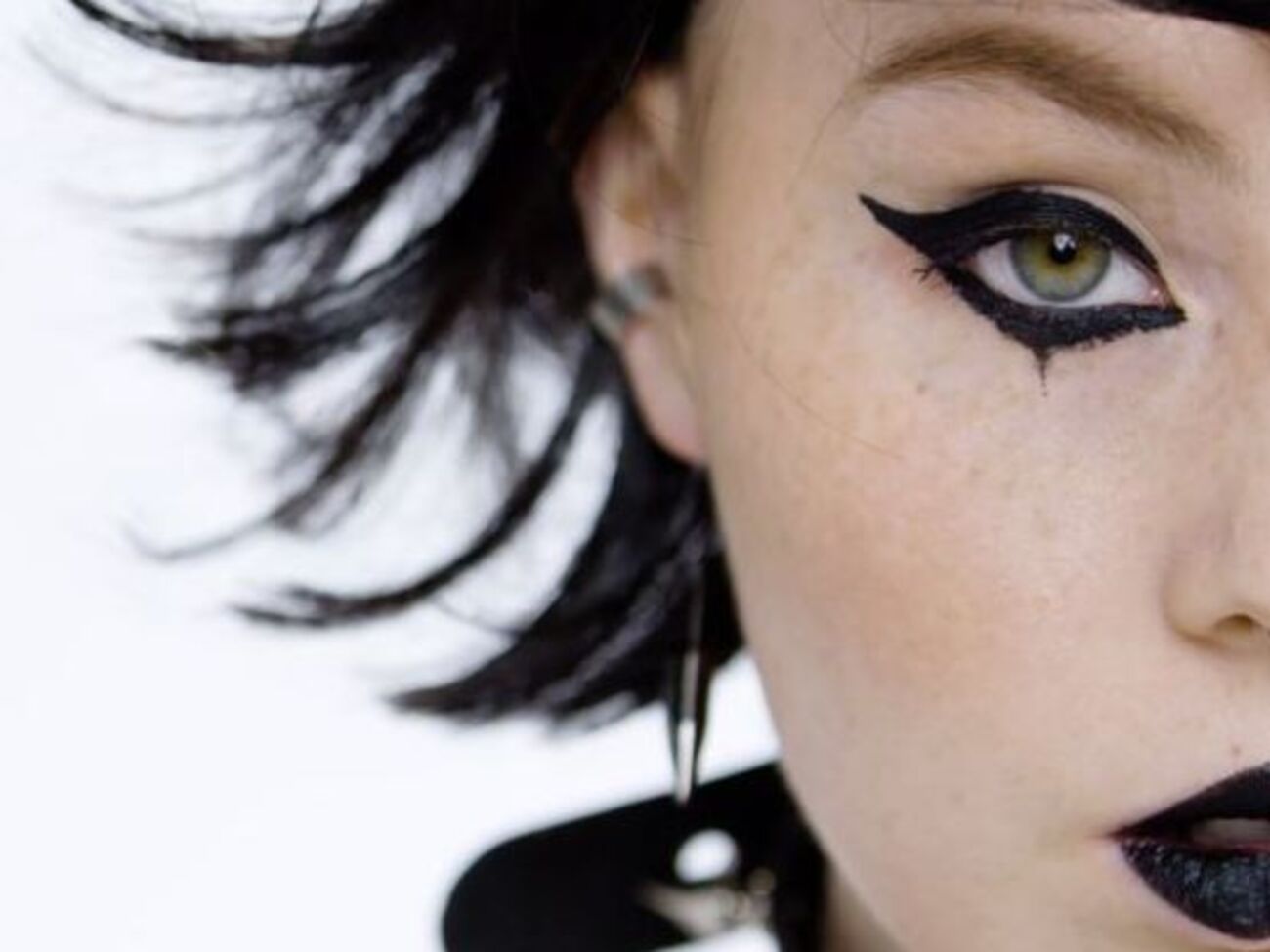 В ролике собрали разные виды макияжа глаз