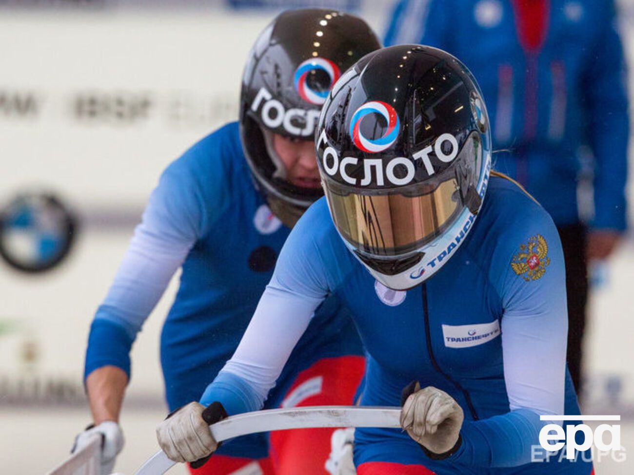 Сергеева (справа) стала второй российской спортсменкой, уличенной в применении допинга на проходящих в Пхенчхане Олимпийских играх