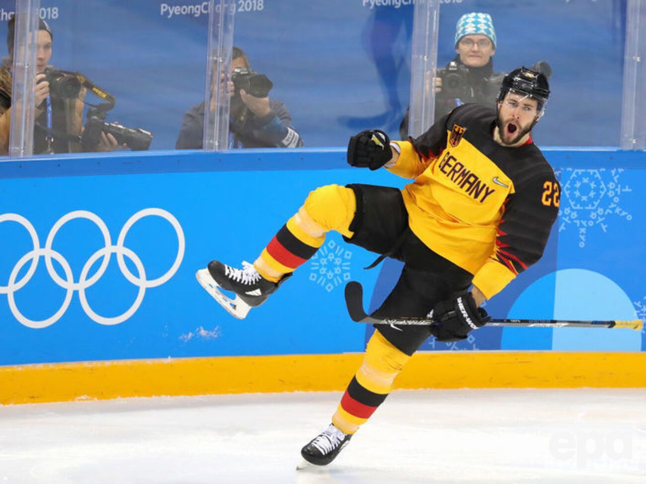 Немцы забили Канаде четыре шайбы