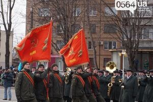 С советскими флагами шли бойцы Нацгвардии