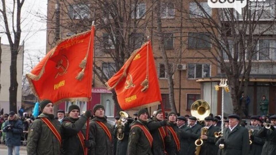 С советскими флагами шли бойцы Нацгвардии