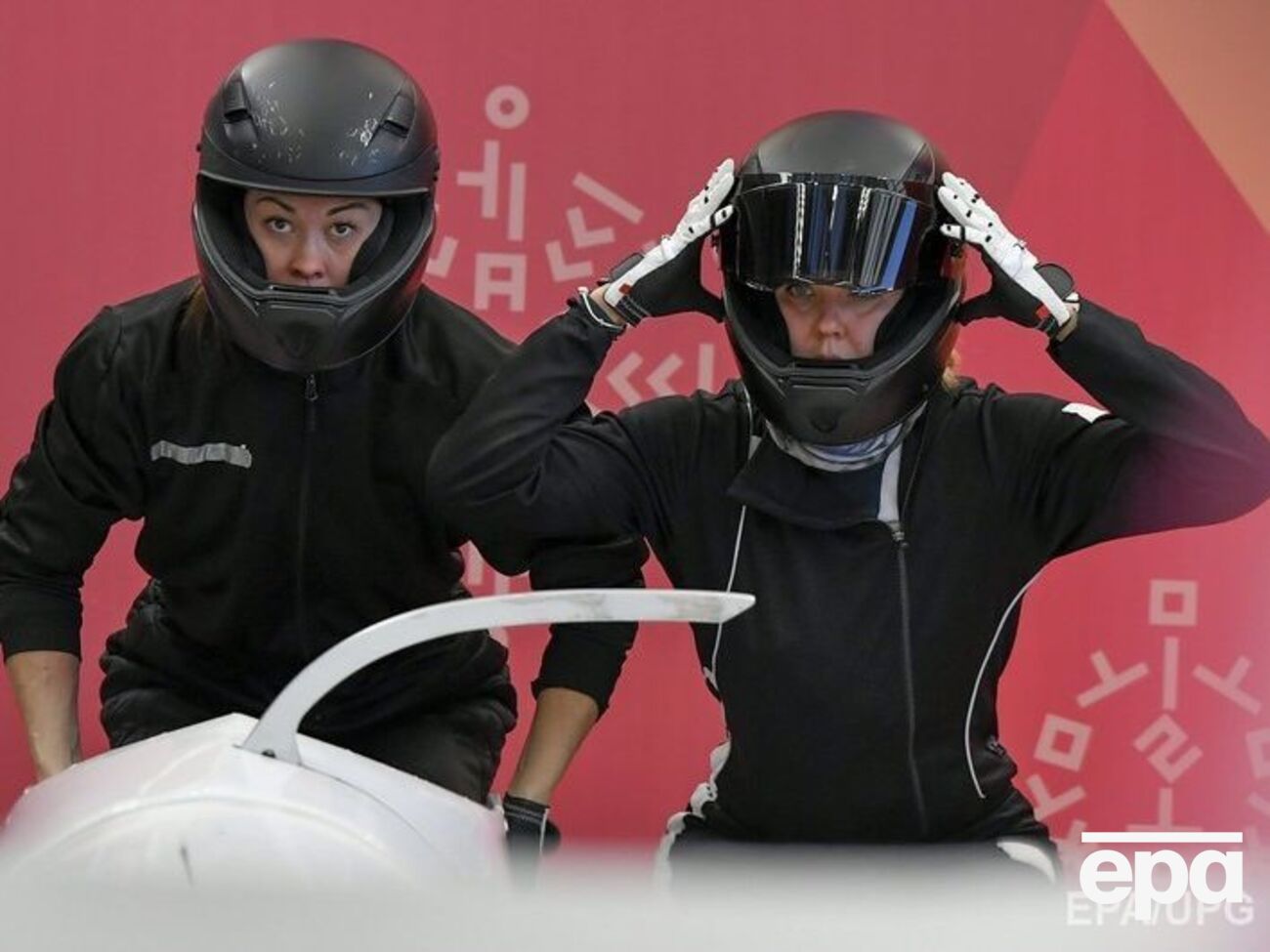 Сергееву (справа) дисквалифицировали