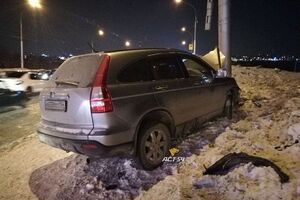 Після наїзду на людей автомобіль урізався в стовп