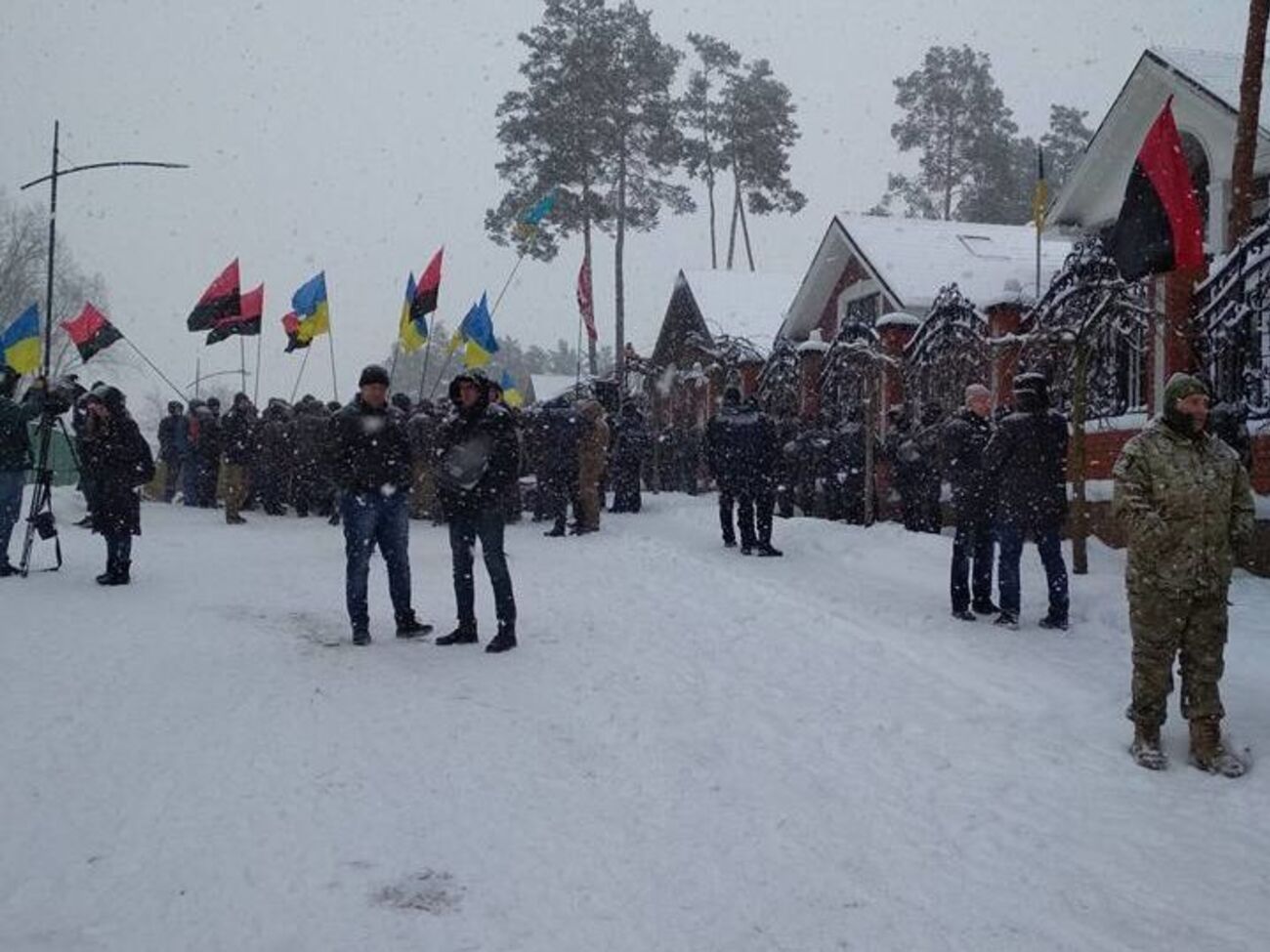 У дома Луценко провели митинг