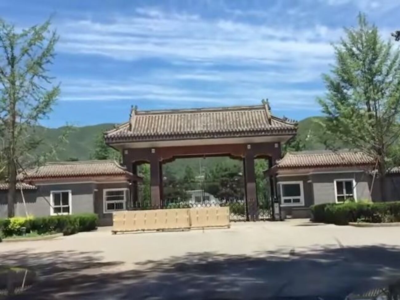 Вход в элитную тюрьму для китайских чиновников